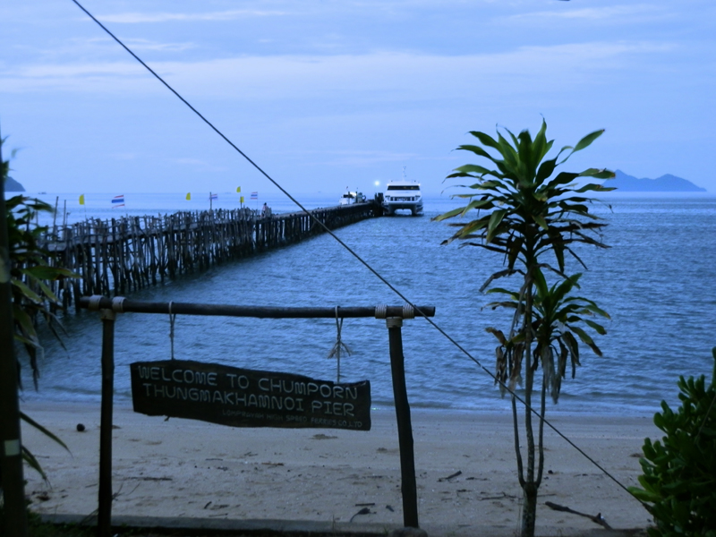 Embarcadère de Chumphon et le catamaran Lomprayah