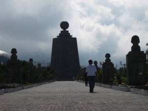 Allée de la Mitad del Mundo, Equateur - Trace Ta Route - Blog voyage