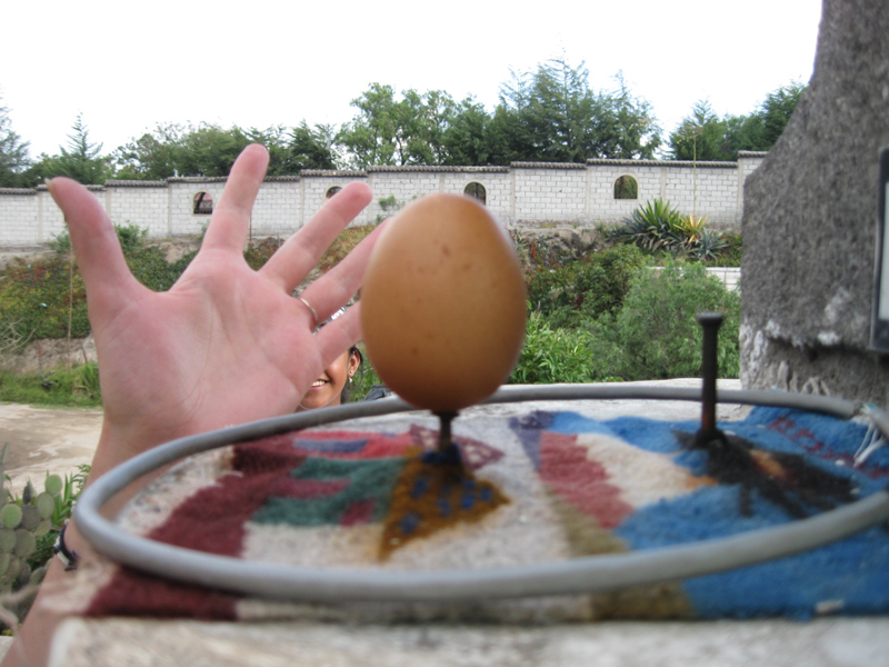 Jeu de l’œuf au Musée Intiñan, Equateur - Trace Ta Route - Blog voyage
