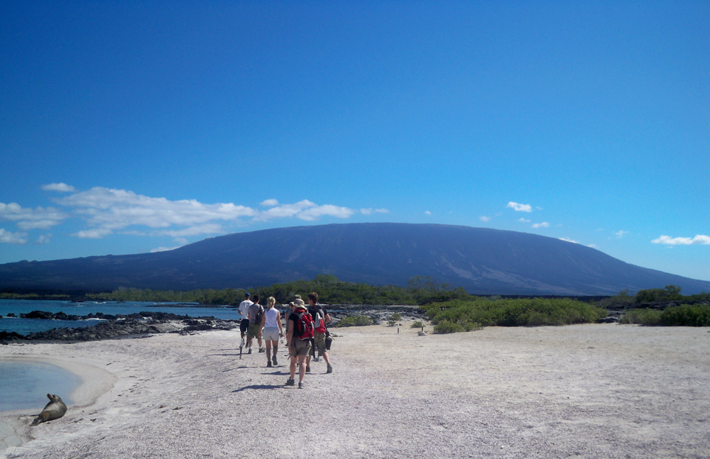 paysage îles galápagos equateur volcan otarie ciel bleu blog voyage trace ta route