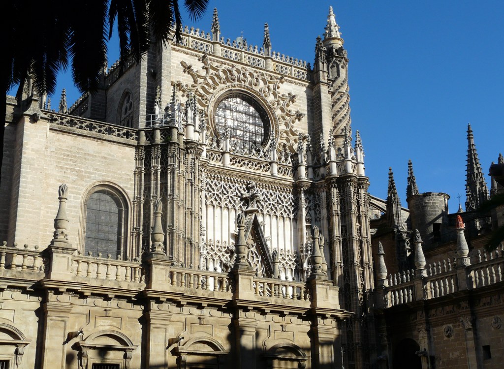 facade cathedrale gothique seville