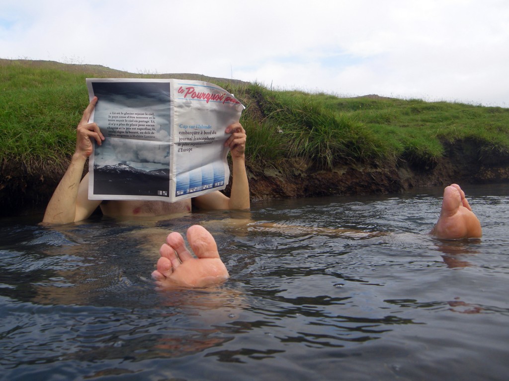 Bain dans la rivière chaude de Reykjadalur, Islande