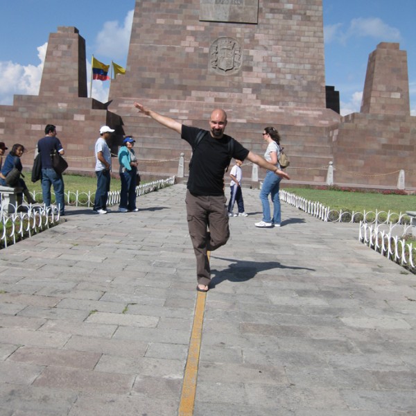 Tristan à la Mitad del Mundo, Equateur - blog voyage Trace Ta Route