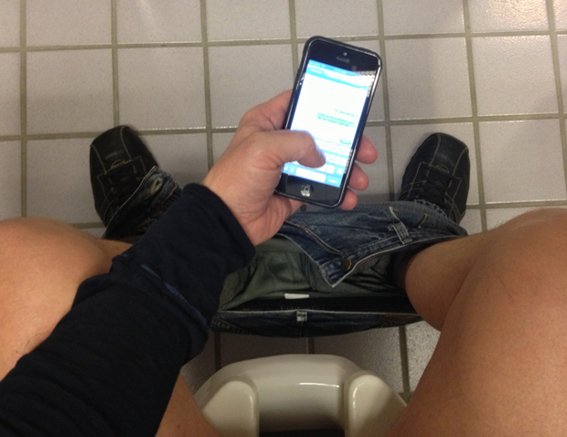 homme sur les toilettes avec son smartphone - Trace Ta Route