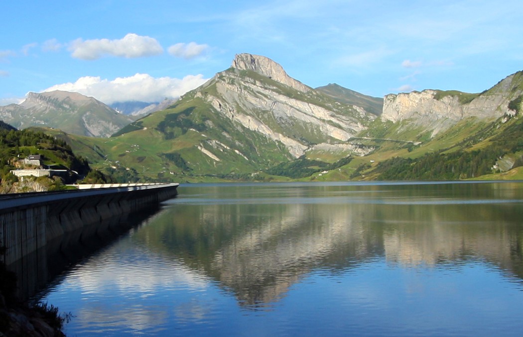 Lac de Roselend et Rocher du Vent Massif du Beaufortain Savoie Alpes France Tourisme Paysage Montagne Randonnée Nature Outdoor Lake Mountain Landscape