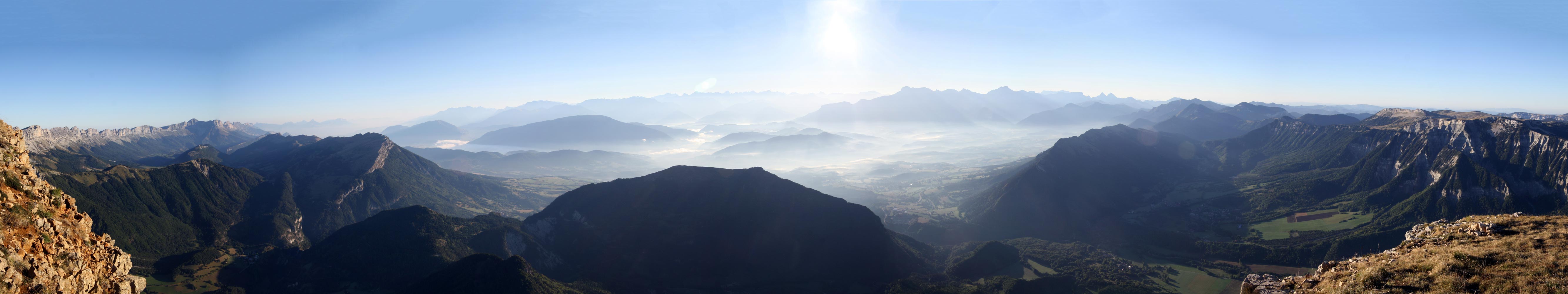 Mont Aiguille. Panorama sur le Trièves