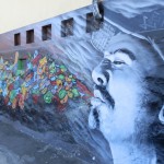 street art valparaiso homme souffle coloré chili blog voyage trace ta route