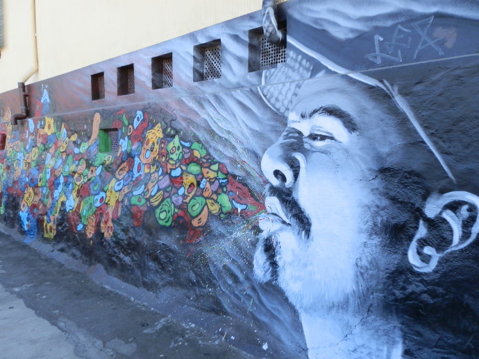 street art valparaiso homme souffle coloré chili blog voyage trace ta route