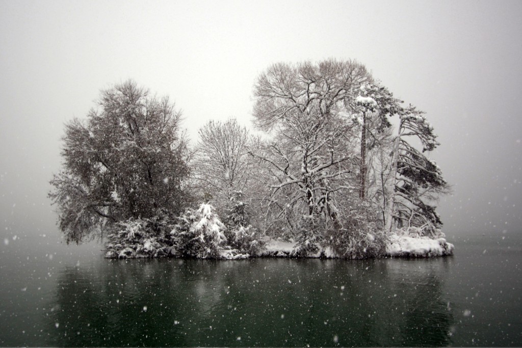 Le Lac d'Annecy - l'île aux oiseaux - sous la neige (1er décembre 2010) - édouard photographie © Trace Ta Route