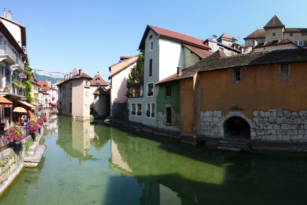 Le canal du Thiou dans la Vieille Ville Annecy Haute-Savoie France