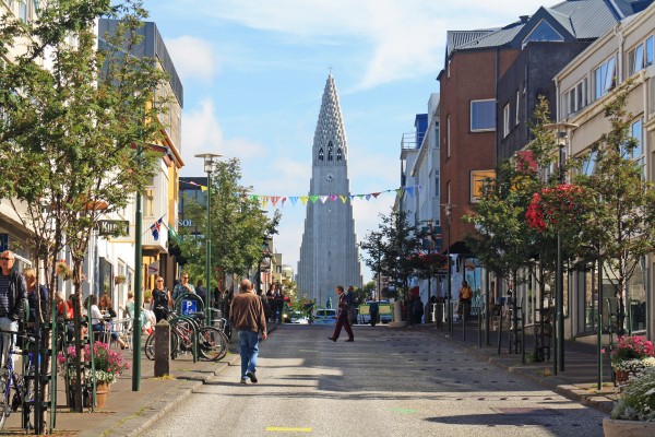 Rue Skolavordustigur et la Cathédrale Hallgrimskirkja de Reykjavik, Islande