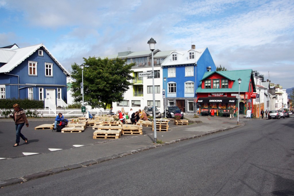 Terrasse de café sur Klapparstigur à Reykjavik, Islande