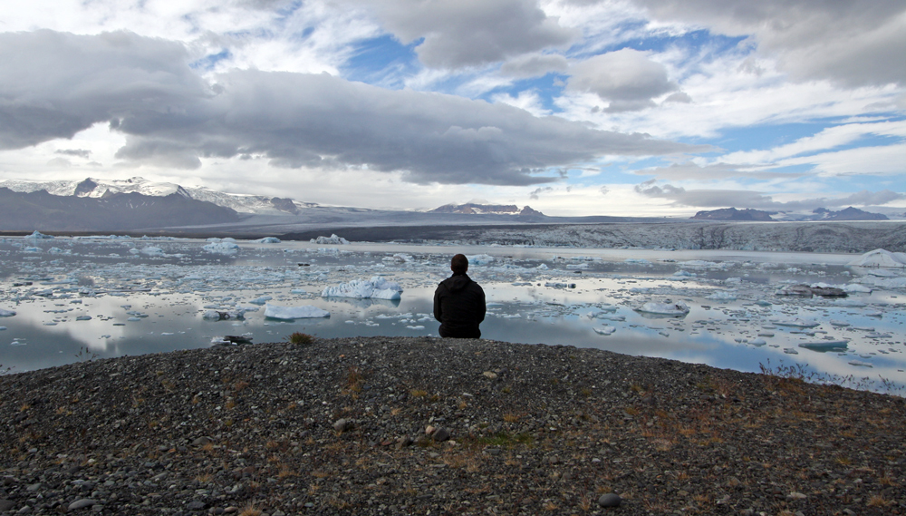 Voyageur contemplant une mer d'Icebergs à Jokulsarlon, Islande