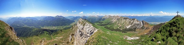 Vue au sommet de la Dent d'Arclusaz (vue Nord sur le Vallon et les Bauges)