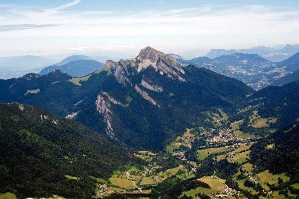 Panorama sur le Grand Som et Saint-Pierre-de-Chartreuse depuis le sommet de Chamechaude