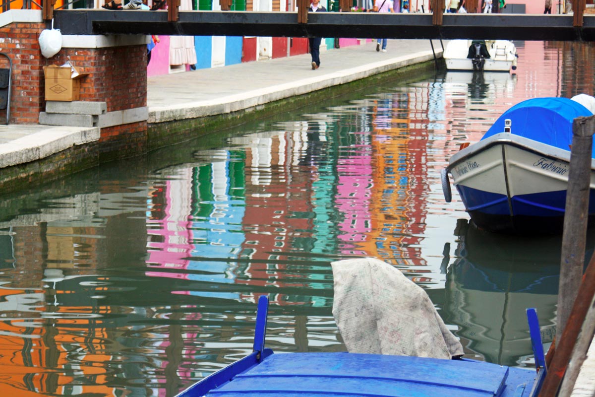 Reflets colorés dans le canal de Burano (lagune de Venise)
