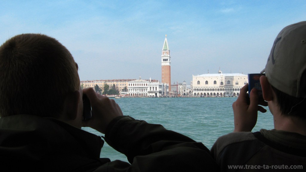 Jeunes touristes à Venise
