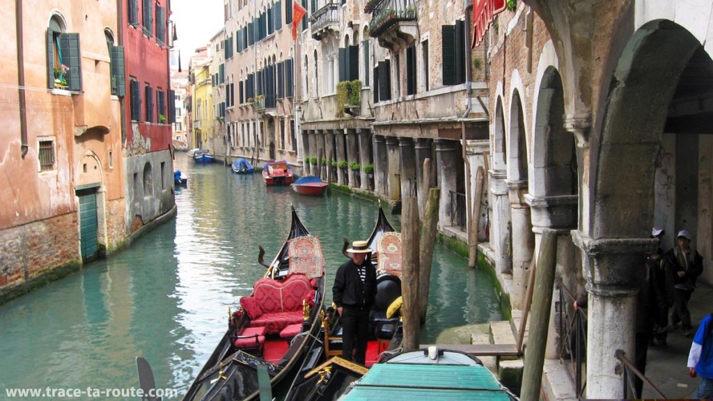 Gondoles sur le Canal des Saints Apôtres, Venise Italie - Rio dei Santi Apostoli Venezia Italia Venice Italy