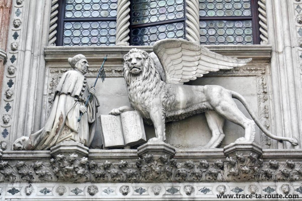 Bas-relief du Lion ailé au-dessus de la Porte de la Charte du Palais des doges, Venise