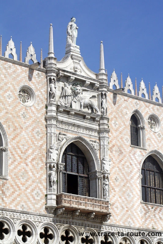 Bas-relief du Lion ailé au-dessus de la fenêtre du Palais des doges, Venise