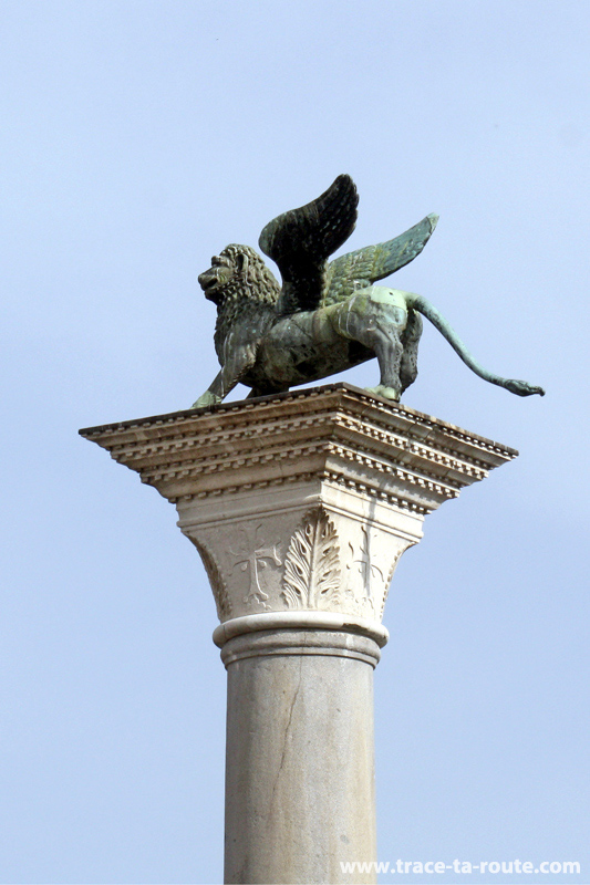 La colonne du Lion de Saint Marc sur la Piazzetta Saint-Marc de Venise