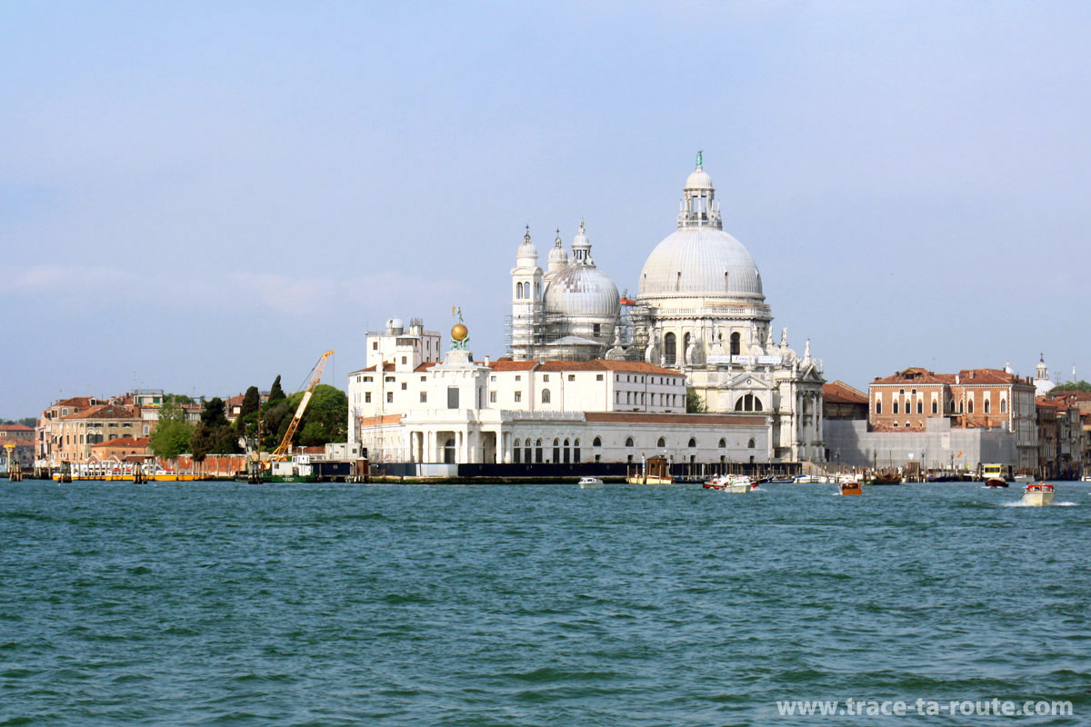 Basilique Santa Maria della Salute de Venise, depuis le vaporetto