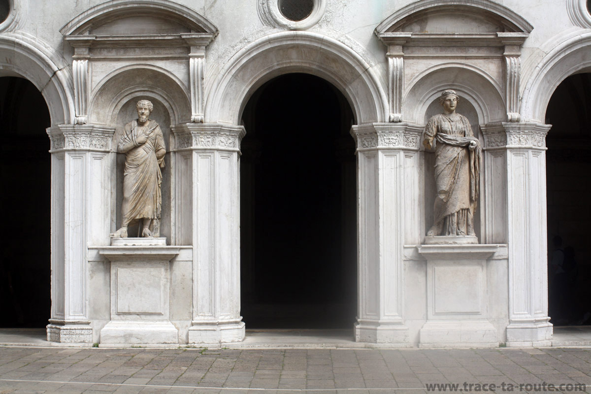 Statues dans la cour intérieure du Palais des Doges, Venise