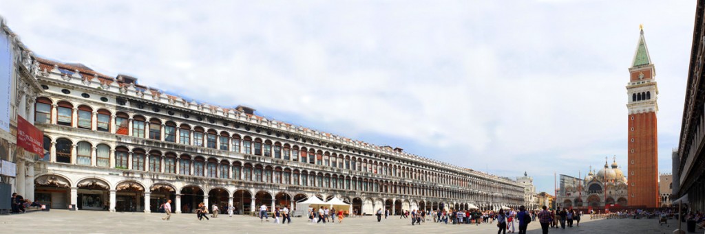 Place Saint Marc de Venise, le Campanile et la Basilique