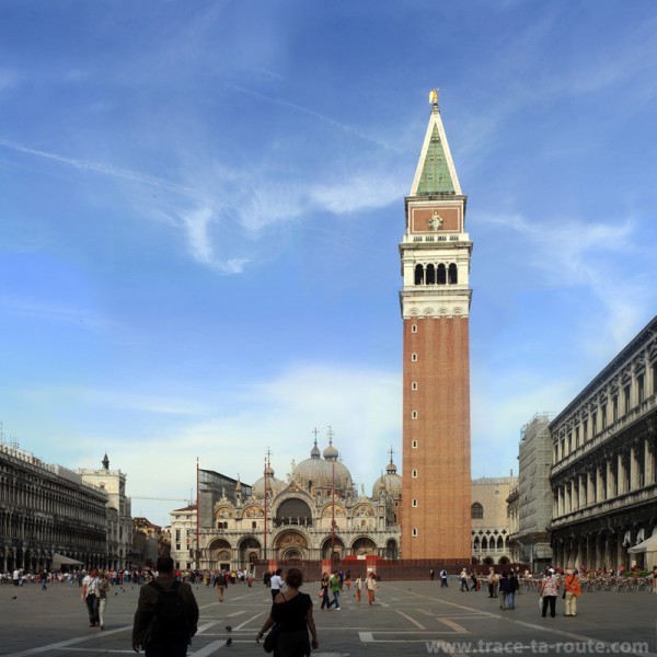 La place Saint Marc de Venise avec la Basilique Saint Marc et le Campanile