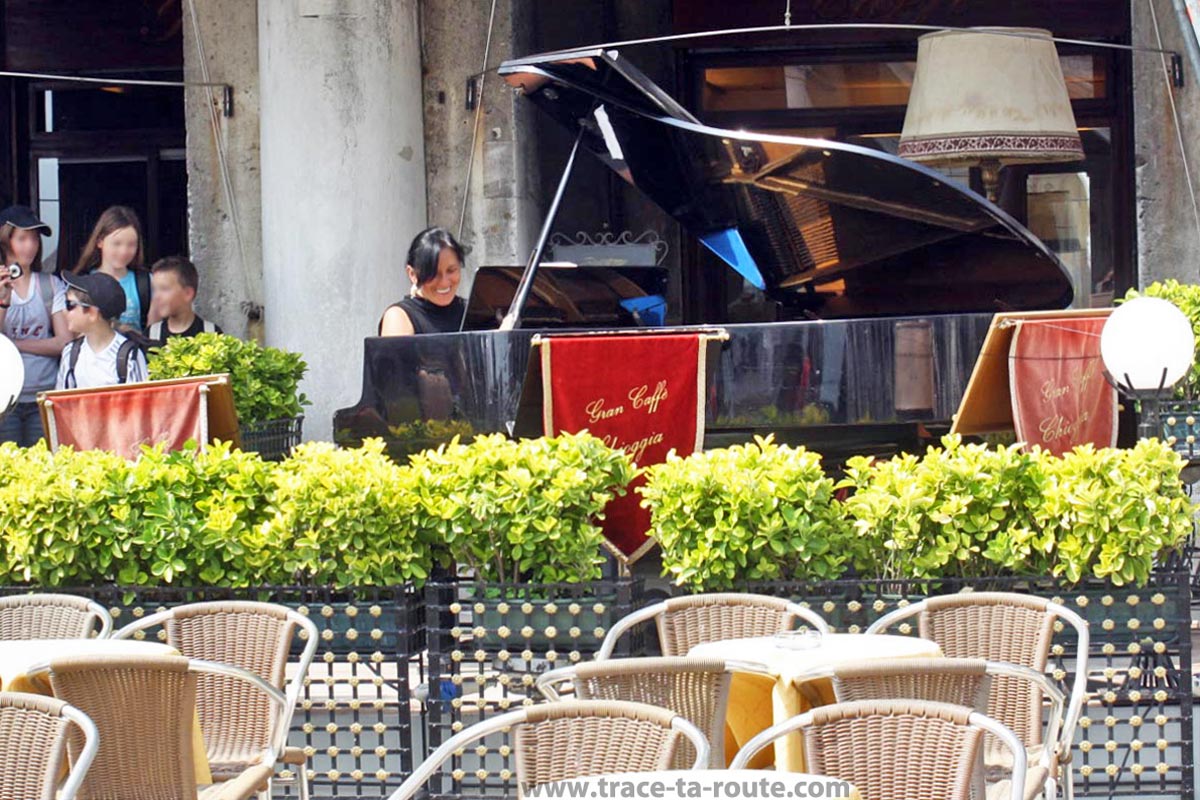 Concert sur la terrasse d'un café de la piazzetta Saint Marc, Venise