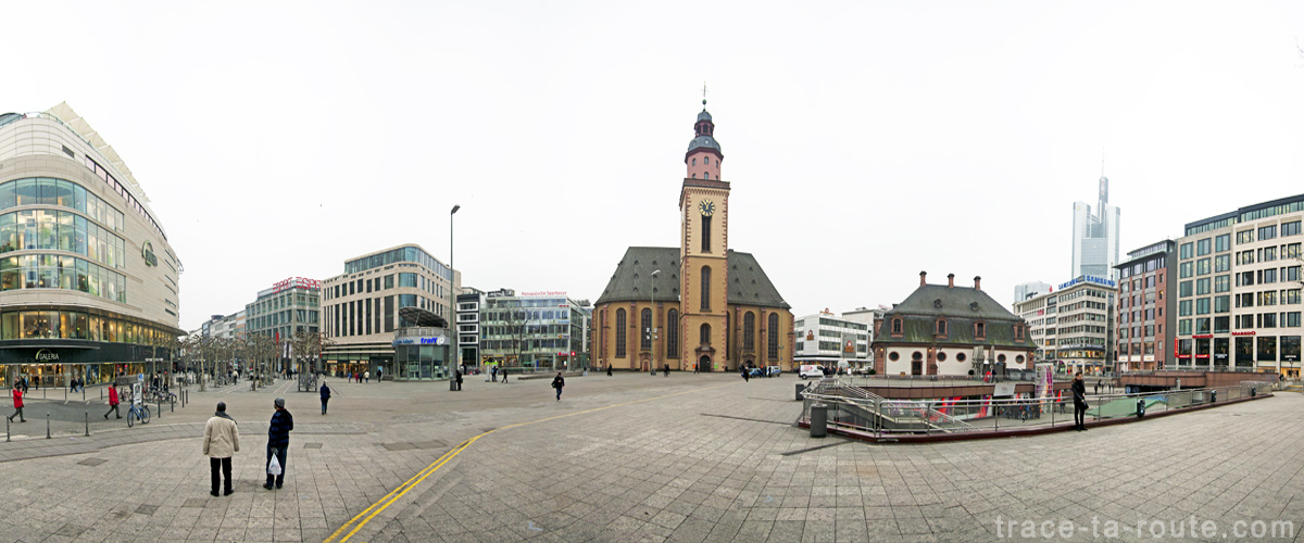 La place Haupwache et l'église Sainte-Catherine à Francfort