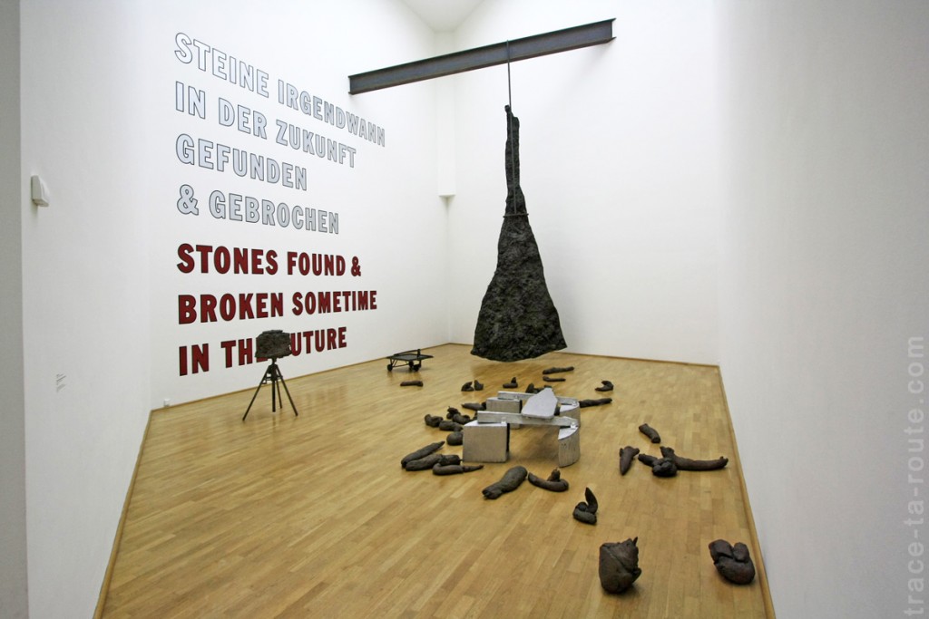 "Blitzschlag mit Lichtschein auf Hirsch" (1958-1985) Joseph BEUYS "Stones found and broken sometime in the future" (1994/97) Lawrence WEINER Musée d'Art Moderne de Francfort