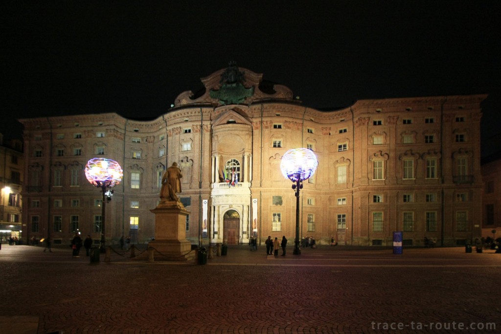Palais Carignan sur la Piazza Carignano de Turin - Nicola De Maria Regno dei fiori : nido cosmico di tutte le anime - Luci d'Artista Torino