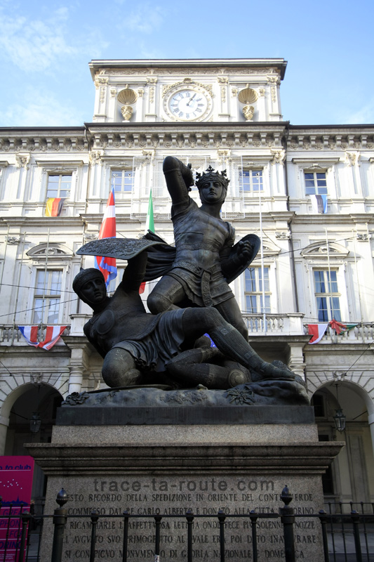 Monument au Comte Vert (Amédée VI) sur la Piazza Palazzo di Città de TURIN