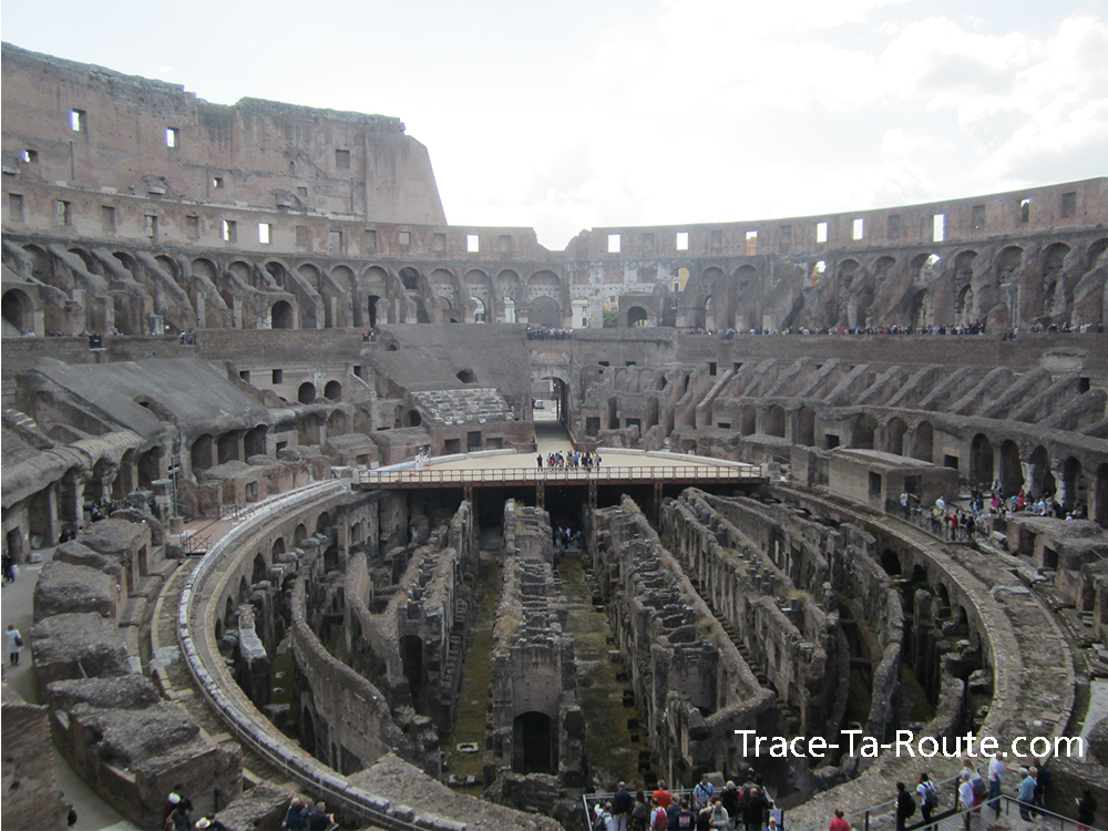 L'arène vue de face au Colisée de Rome, Italie