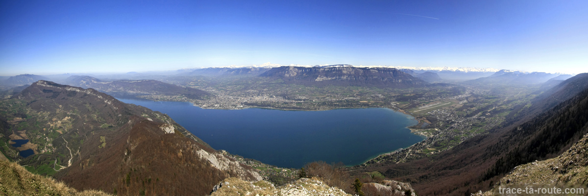 Vue panoramique sur le Lac du Bourget depuis le sommet de la Dent du Chat