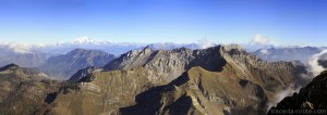 Vue depuis le sommet du Trélod (Bauges) : l'Arcalod et le Mont Blanc...
