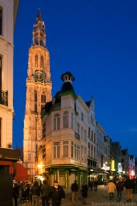 Oude Koornmarkt et la Cathédrale Notre-Dame d'Anvers