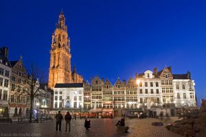 Terrasses sur Grote Markt et Cathédrale Notre-Dame d'Anvers