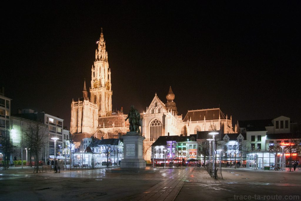 Groenplaats et la Cathédrale Notre-Dame d'Anvers de nuit