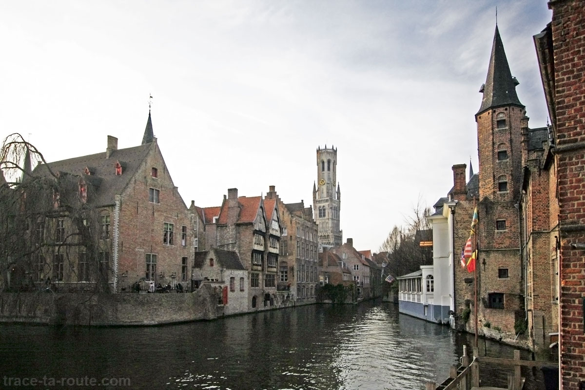 Quai du Rosaire (Rozenhoedkaai) à Bruges, avec le Beffroi en fond