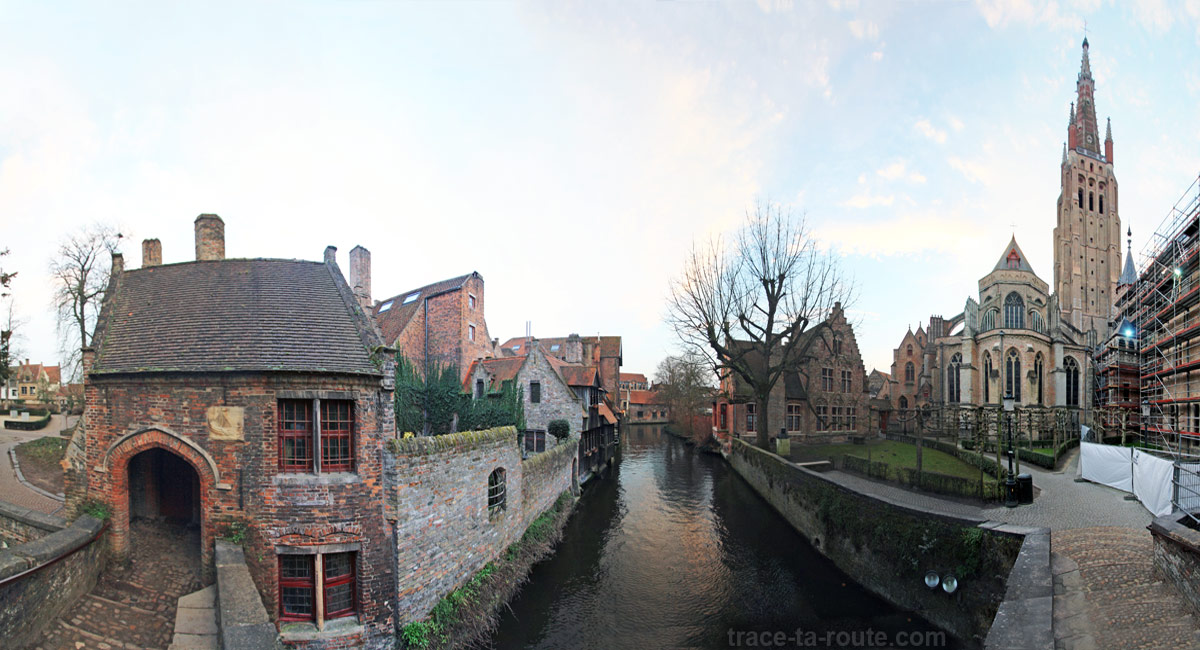 Canal vers Arentshof et l'Église Notre-Dame à Bruges