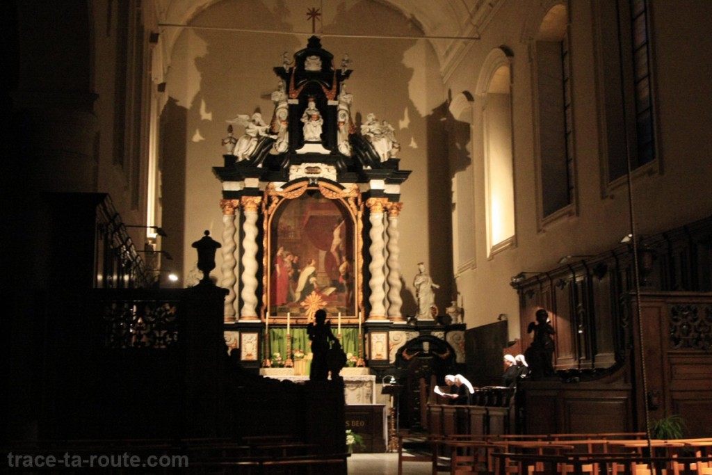 Soeurs chantant dans l'Église du Béguinage de Bruges