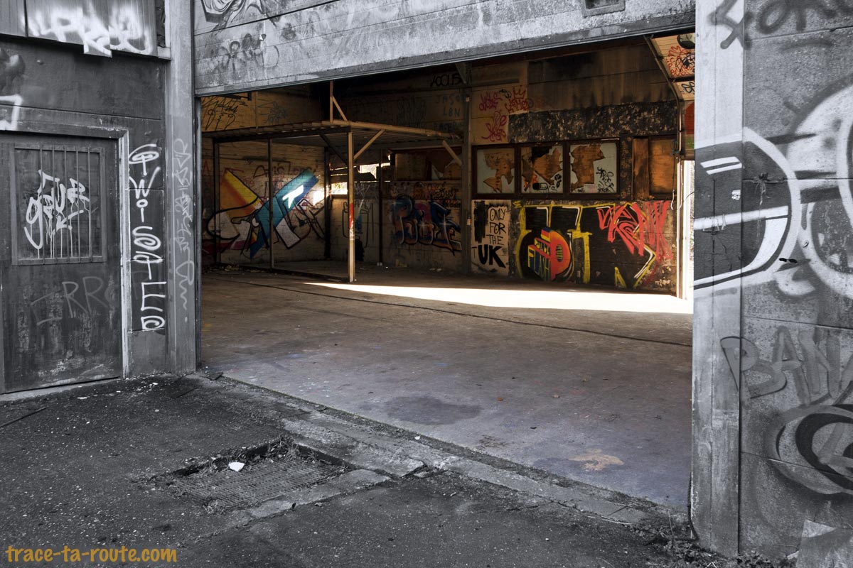 Urbex - Street Art dans le garage abandonné de Doel Belgique