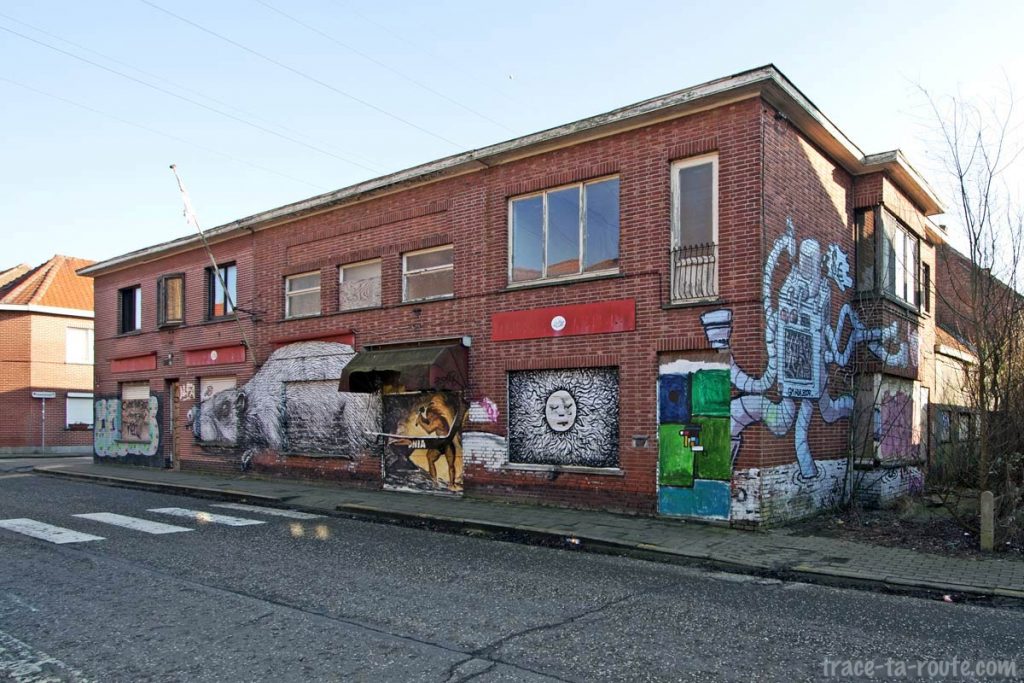 Urbex - Graffitis Street Art sur un commerce abandonné de Doel Belgique - Rat par Roa