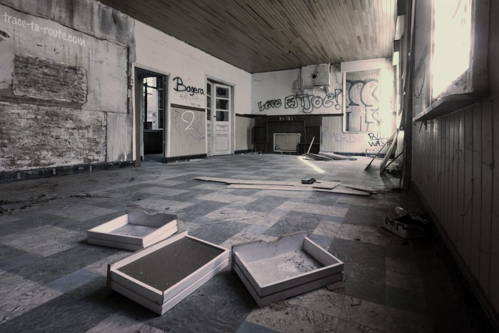 Urbex - Intérieur d'une maison abandonnée à Doel - édouard photographie © Trace Ta Route