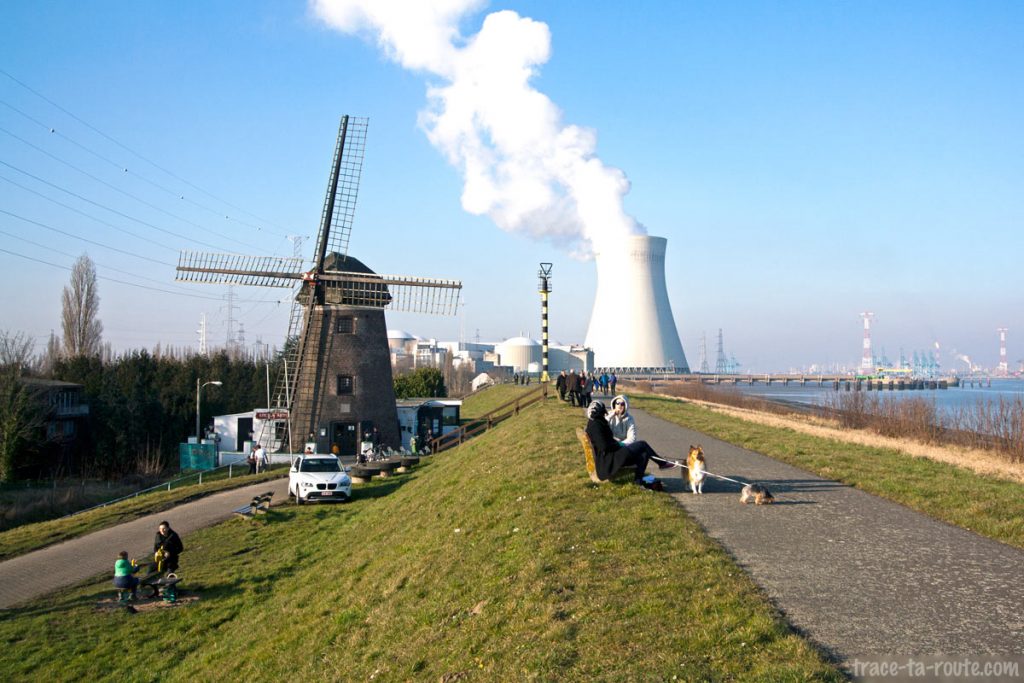 Promenade au Moulin de Doel avec la centrale nucléaire en fond