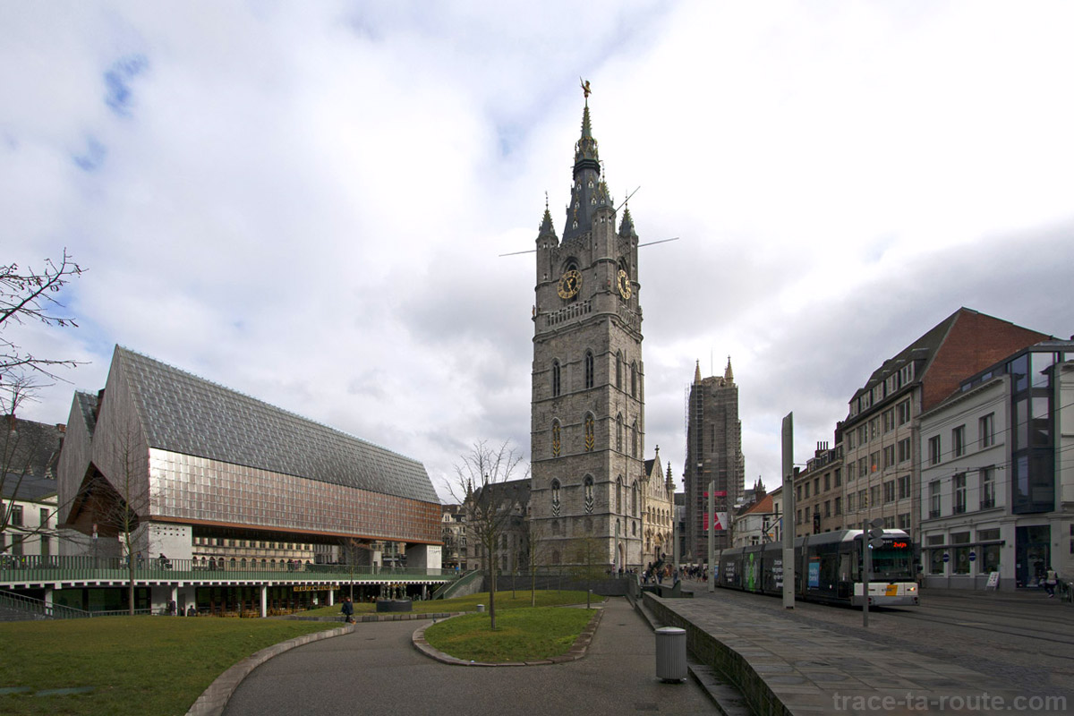 Stadshal, le Beffroi de Gand et la Cathédrale Saint-Bavon en fond, Belgique - Gent Belgium