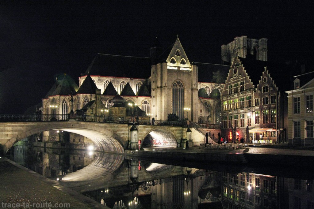 Église Saint-Michel de nuit sur la Lys à Gand, Belgique - Gent Belgium