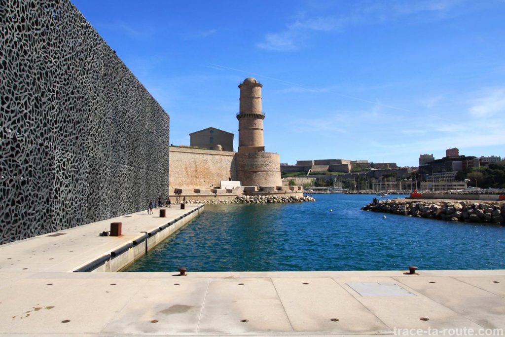 Le MuCEM et le Fort Saint-Jean de Marseille, depuis l'esplanade du J4